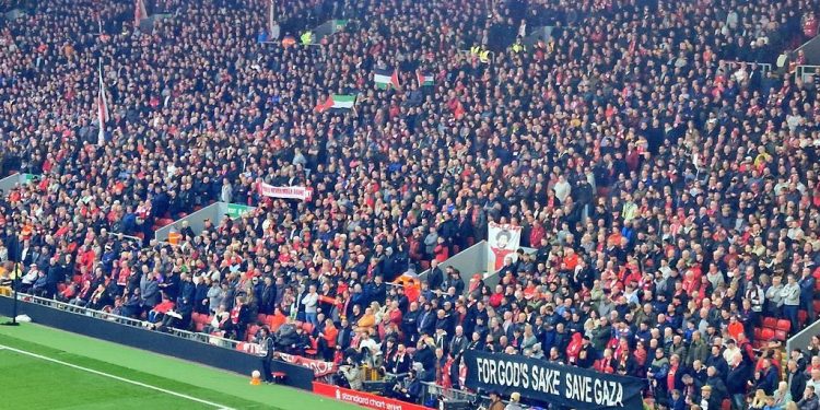 عاجل | جماهير ليفربول ترفع علم فلسطين أثناء مباراة إيفرتون 1