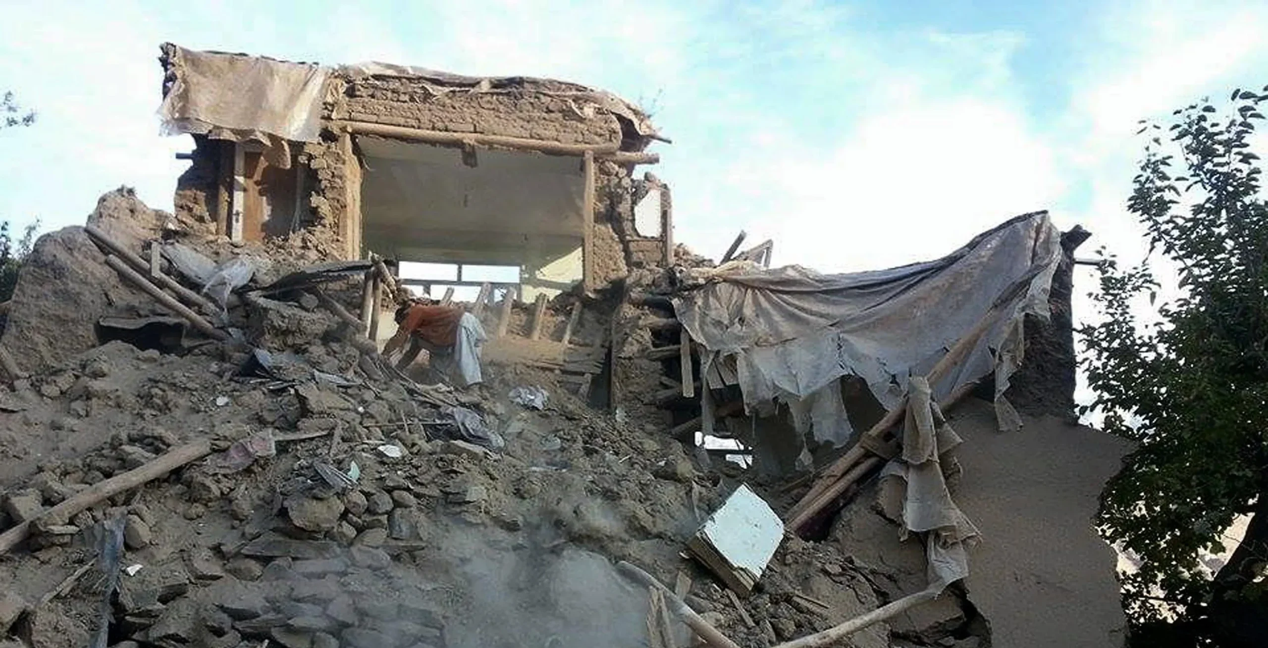 البوم صور.. شاهد زلزال افغانستان المدمر في عيون عدسات الكاميرات 3