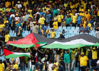 جماهير صن دوانز ترفع علم فلسطين أثناء مبارة الأهلي بالدوري الإفريقي 2