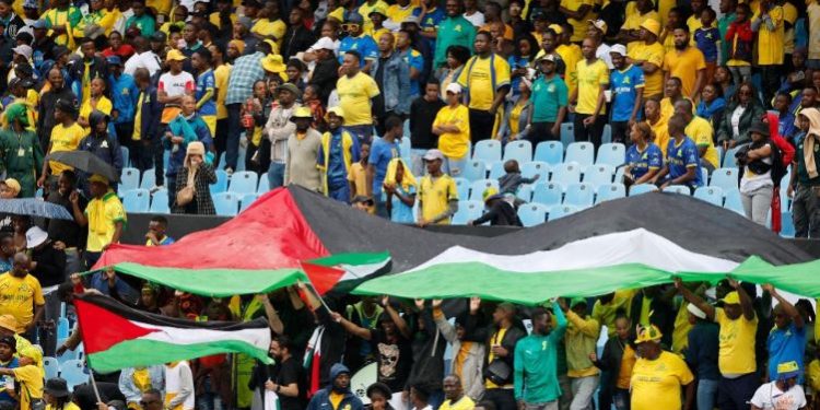 جماهير صن دوانز ترفع علم فلسطين أثناء مبارة الأهلي بالدوري الإفريقي 1
