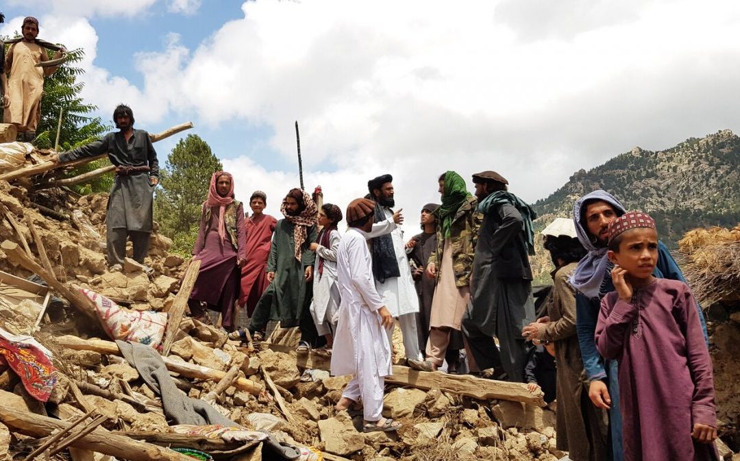 البوم صور.. شاهد زلزال افغانستان المدمر في عيون عدسات الكاميرات 2
