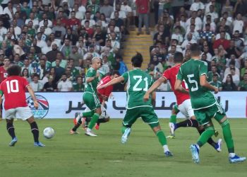 "بداعي التسلل".. إلغاء هدف لـ الجزائر أمام مصر 4