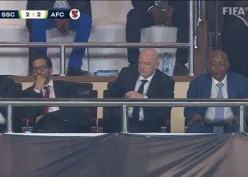 " بينام في الماتش".. شاهد رئيس الكاف أثناء مباراة الأهلي وسيمبا 5