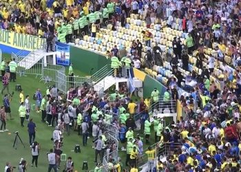 خناقة المشجعين تؤجل انطلاق مباراة الأرجنتين والبرازيل 6