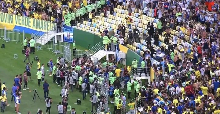 خناقة المشجعين تؤجل انطلاق مباراة الأرجنتين والبرازيل 1