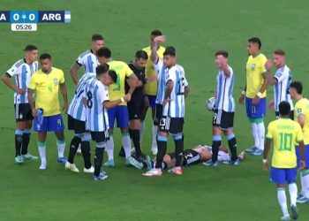 "بعد شغب الجماهير".. انطلاق مباراة البرازيل والأرجنتين بعد توقف لنصف ساعة 4