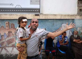 الجيش الإسرائيلي يستهدف بوابة مستشفى الشفاء في غزة 2