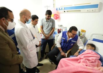 وزير الصحة يوجه بتحويل أحد الأطفال المصابين لمعهد ناصر بالقاهرة لاستكمال العلاج
