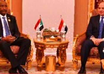 ماذا دار بين الرئيس السيسي ورئيس مجلس السيادة السوداني.. اعرف التفاصيل