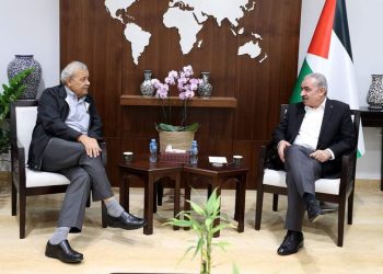 أشتية يجتمع بـ رئيس الهلال الأحمر الفلسطيني لبحث الجهود الإغاثية لأهالي غزة 6