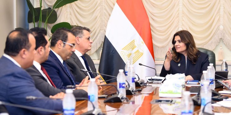 وزيرة الهجرة تستقبل رئيس اتحاد شباب المصريين بالخارج ونواب برلمان 1