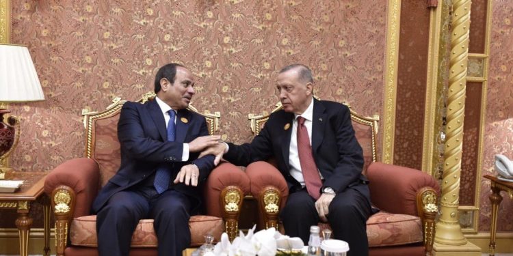 لقاء أخوي.. مسئول حكومي يكشف تفاصيل مقابلة السيسي وأردوغان في الرياض 1