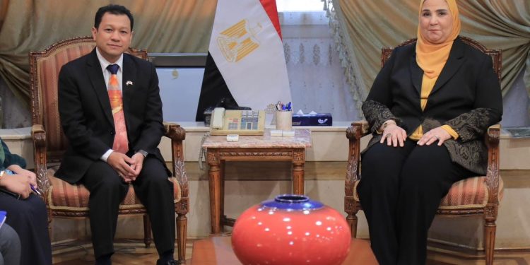 وزيرة التضامن الاجتماعي تستقبل سفير ماليزيا بالقاهرة لتقديم المساعدات الإنسانية لقطاع غزة 1