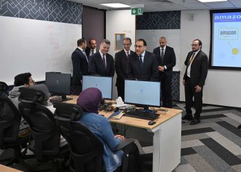رئيس الوزراء يتفقد مركز أمازون لخدمة العملاء في القاهرة الجديدة