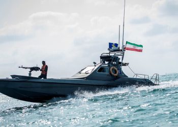 البحرية الإيرانية ترصد أسطول أمريكي في مياه الخليج 1