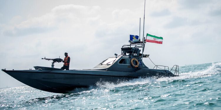 البحرية الإيرانية ترصد أسطول أمريكي في مياه الخليج 1