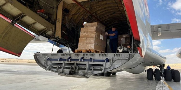 4 طائرات مساعدات من روسيا وعمان والإمارات والسعودية تصل العريش لنقلها لـ غزة
