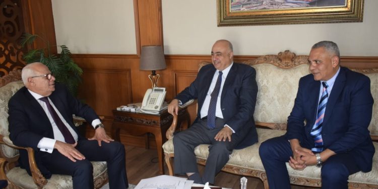محافظ بور سعيد مع وفد من وزارة التخطيط