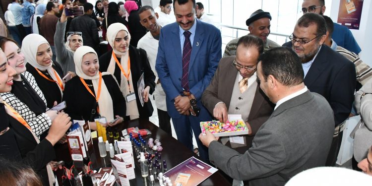 «صيدلة جامعة القناة» تنظم معرضا لمستحضرات التجميل من إنتاج طلابها لدعم المنتج المصري