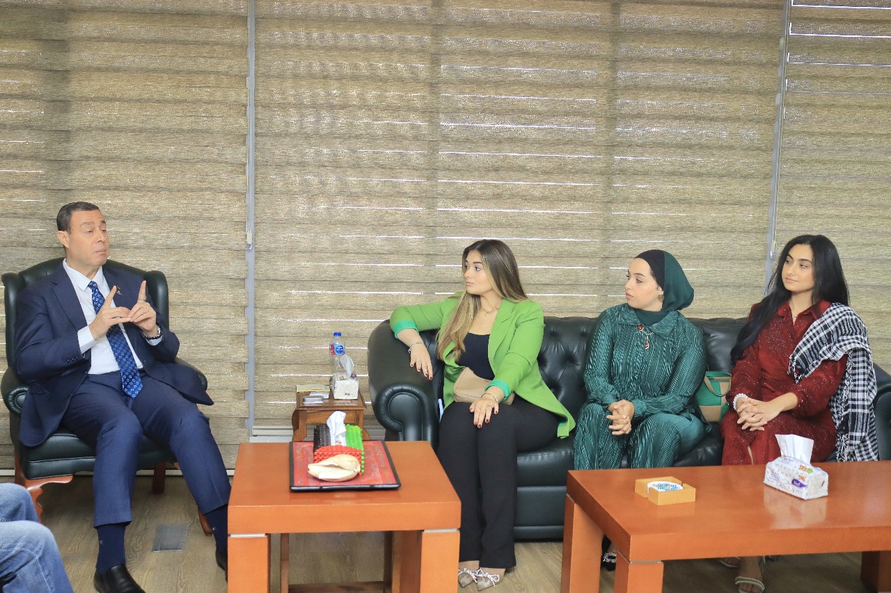 ملك زاهر في زيارة لسفارة فلسطين لدعم مجتمع الصم في يومهم العالمي 4
