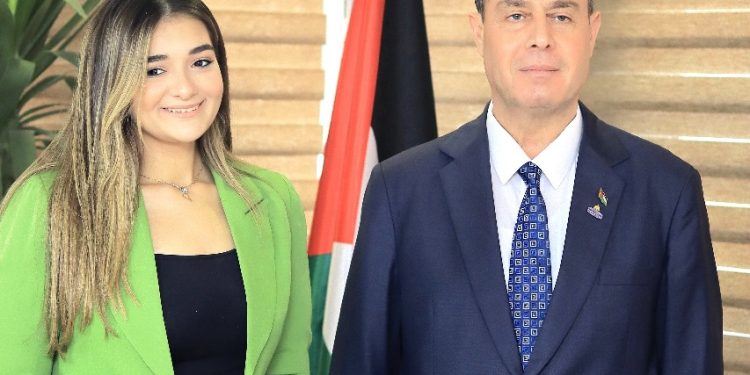 ملك زاهر في زيارة لسفارة فلسطين لدعم مجتمع الصم في يومهم العالمي 1
