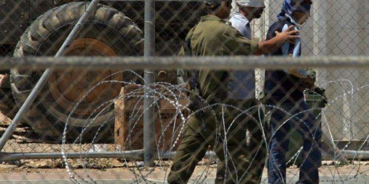 سجون الاحتلال تعلن تجهيز الأسرى تمهيدا لنقلهم لـ الجانب الفلسطيني 1