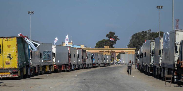 عبور 111 شاحنة مساعدات لـ غزة تحمل مواد غذائية ووقودًا