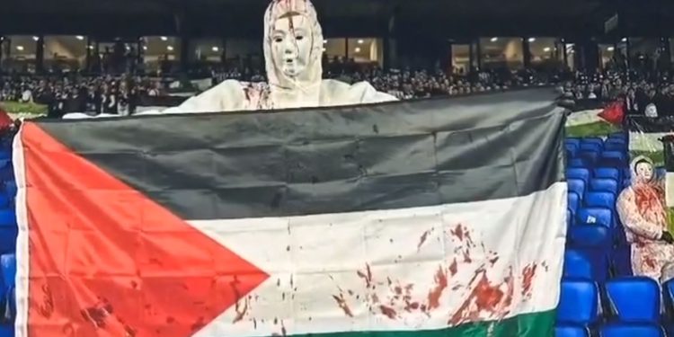 "ارتدوا ملابس ملطخة باللون الأحمر".. جماهير ريال سوسيداد تدعم فلسطين بشكل جديد |فيديو 1