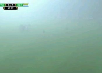 "محدش شايف حاجه".. الضباب يغطي ملعب مباراة سيراليون وإثيوبيا 1