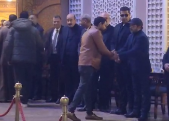 محمد هنيدي يدخل في صف استقبال الحضور فور وصوله عزاء صديقه طارق عبدالعزيز (صور) 1