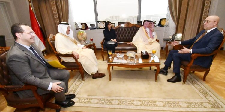 وزير الاسكان يوجه بحل المشكلات أمام المستثمرين السعوديين