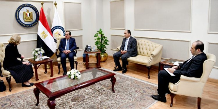 لقاء وزير البترول وسفيرة سلوفاكيا في القاهرة