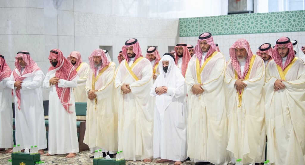 بالصور.. محمد بن سلمان يحضر صلاة الجنازة على الأمير ممدوح بن عبدالعزيز 2