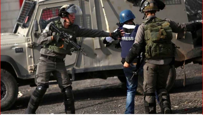 قوات الاحتلال الإسرائيلي تعتدي على مراسل الجزيرة منتصر نصار