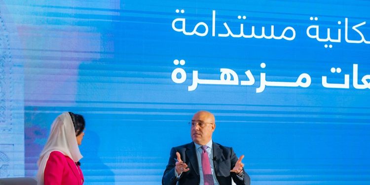وزير الإسكان يعرض إنجازات الدولة المصرية في مجال التنمية العمرانية بـ عمان