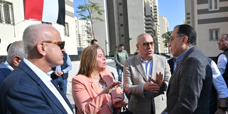 رئيس الوزراء يتفقد ويسلم وحدات المبادرة الرئاسية «سكن لكل المصريين» بمدينة حدائق أكتوبر