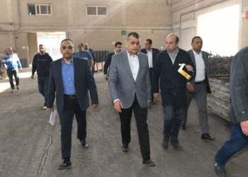 زيارة مفاجئة من وزير الدولة للإنتاج الحربي لـ عمال وقيادات "حلوان للمسبوكات" و"للصناعات الهندسية" 4