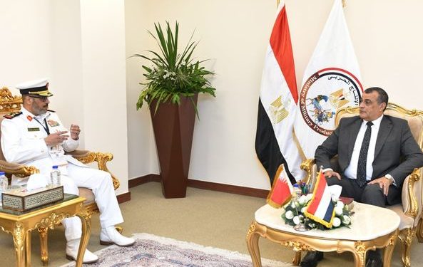 وزير الدولة للإنتاج الحربي يلتقي بمدير إدارة التصنيع العسكري بالبحرين بمعرض "EDEX 2023" 1