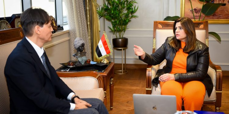 وزيرة الهجرة تستقبل حسين زناتي الخبير التعليمي ومدير أكاديمية "تانكيو عرب" في اليابان