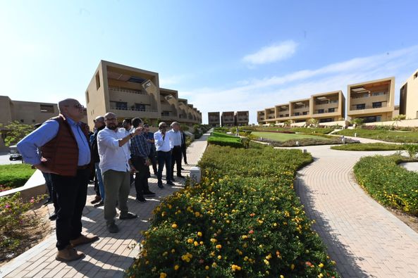 وزير الإسكان يتفقد مشروع الوحدات الفندقية والسياحة العلاجية والاستشفائية بمدينة أسوان الجديدة 6