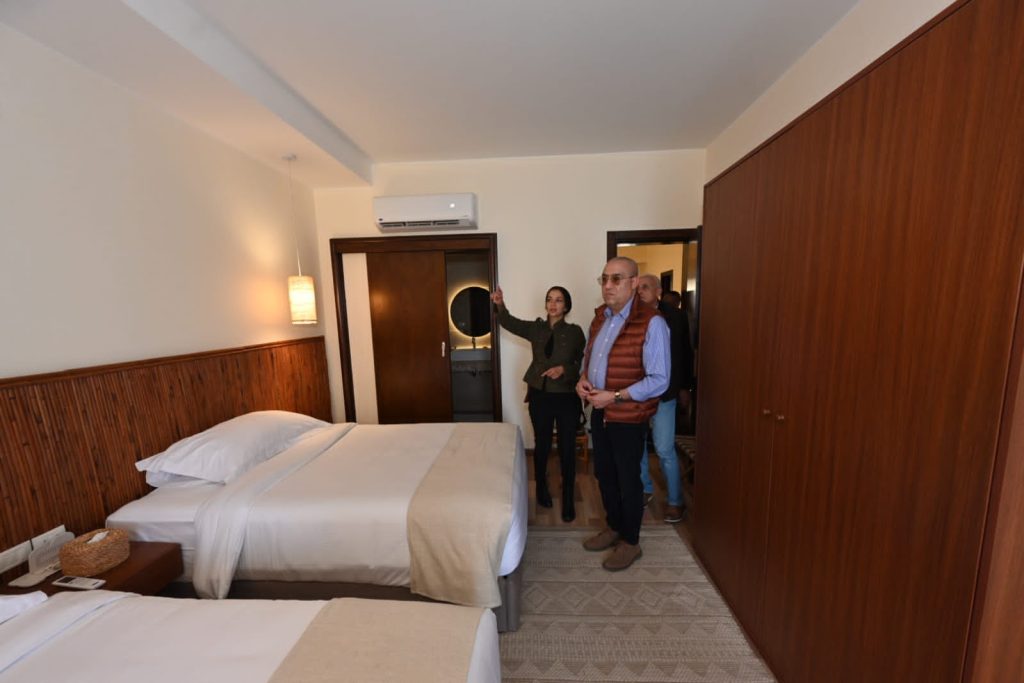 وزير الإسكان يتفقد مشروع الوحدات الفندقية والسياحة العلاجية والاستشفائية بمدينة أسوان الجديدة 5