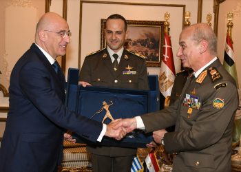  القائد العام للقوات المسلحة  يلتقى وزير الدفاع الوطني بجمهورية اليونان 