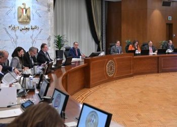 رئيس الوزراء يتابع مؤشرات أداء الاقتصاد المصري خلال اجتماع المجموعة الاقتصادية 5
