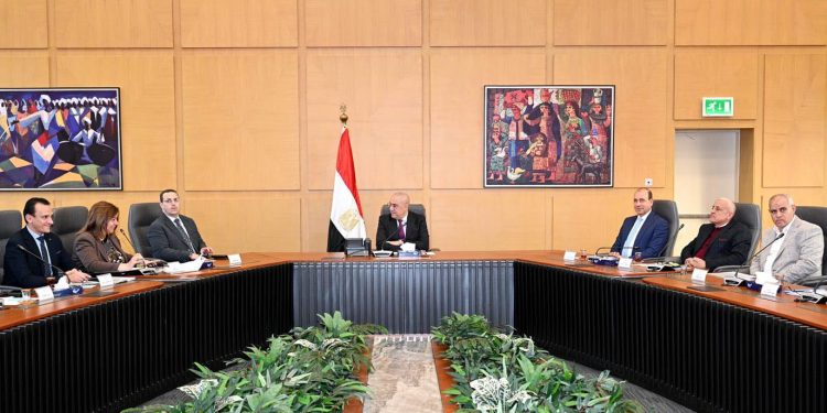 وزير الإسكان يتابع موقف تنفيذ وحدات المبادرة الرئاسية "سكن لكل المصريين"