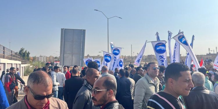 فى مسيرة حاشدة بـ6 أكتوبر ..العمال يهتفون "تحيا مصر" ويرفعون الأعلام 1