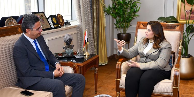 وزيرة الهجرة تستقبل رئيس البريد المصري لبحث استفادة المصريين بالخارج من الخدمات البريدية 1