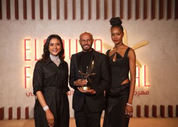 أمجد أبو العلاء ومحمد كردفاني يهديان جائزة وداعًا جوليا في مهرجان الجونة السينمائي للشعب السوداني والإنسانية 3