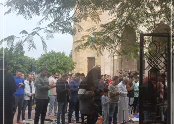 وصول جثمان شقيق الفنان أحمد حلمي لـ مسجد ناصر ببنها لأداء صلاة الجنازة 2
