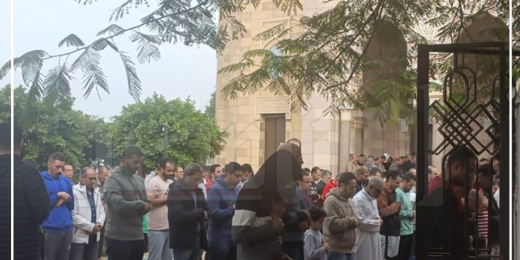 وصول جثمان شقيق الفنان أحمد حلمي لـ مسجد ناصر ببنها لأداء صلاة الجنازة 1