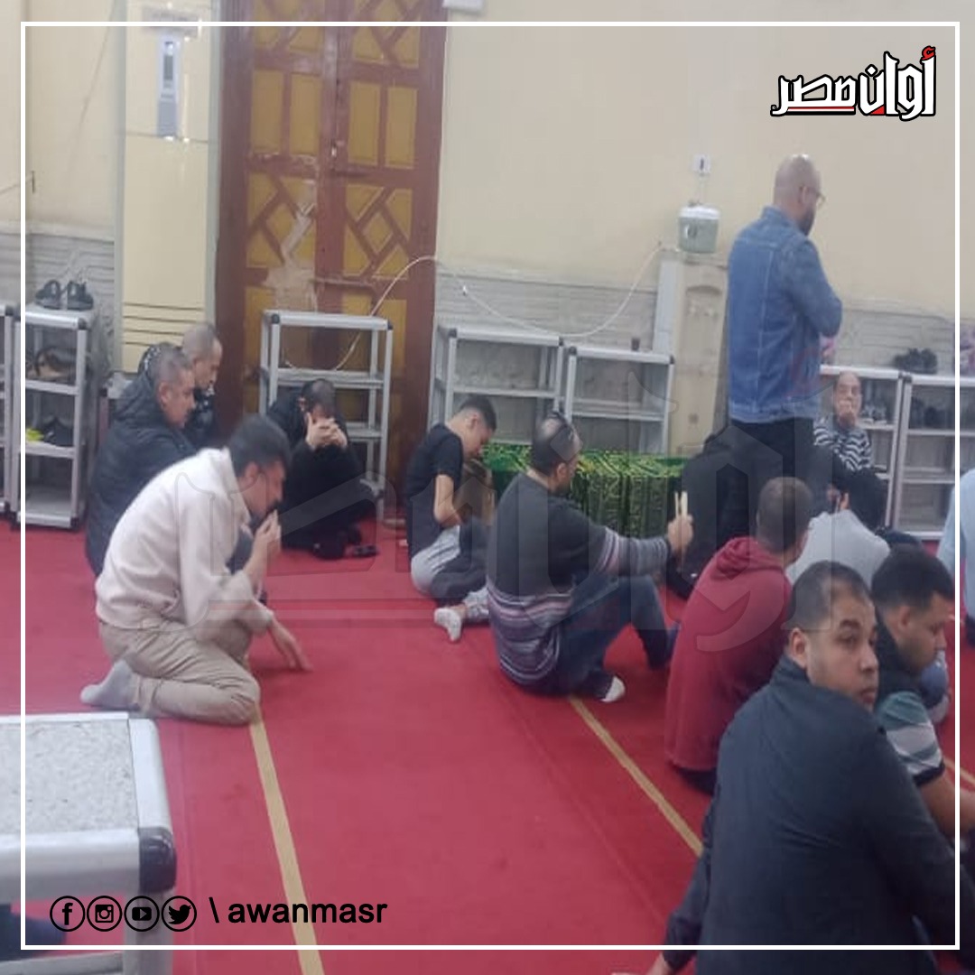 وصول جثمان شقيق الفنان أحمد حلمي لـ مسجد ناصر ببنها لأداء صلاة الجنازة 2